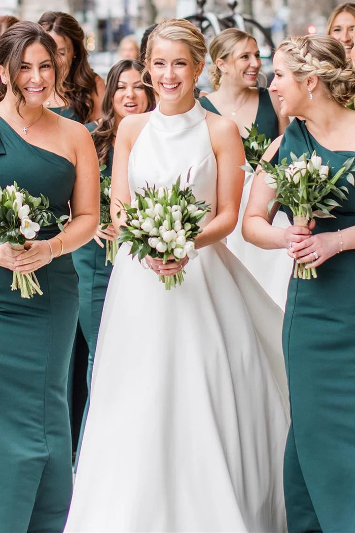 Robe de mariée trapèze en satin avec col licou et boutons